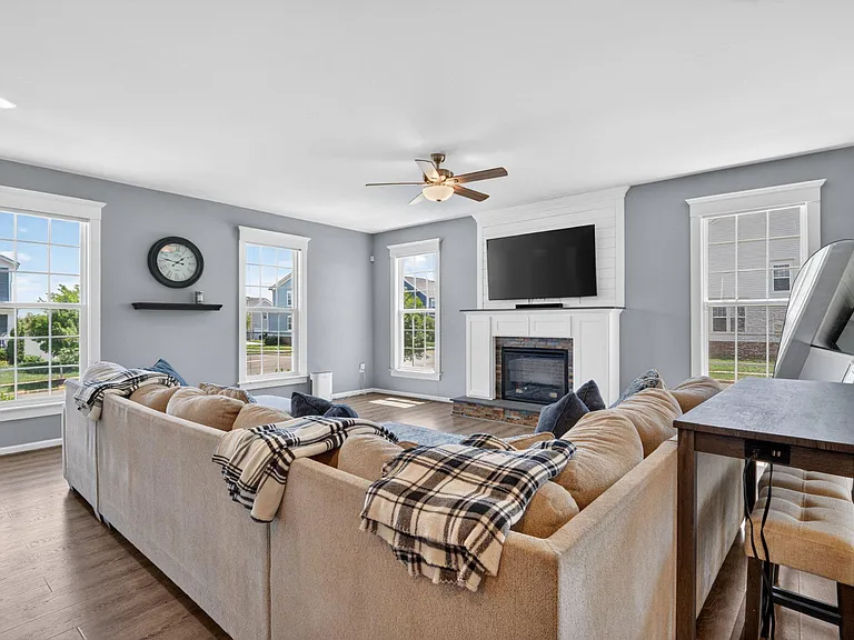 980 Basswood Dr — Photo 12