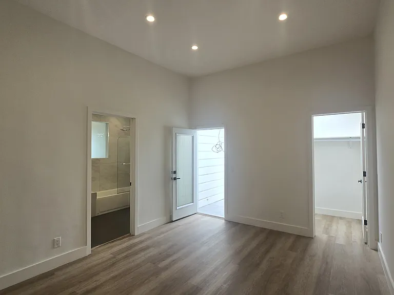 1649 La Salle Ave #1649 — Photo 7