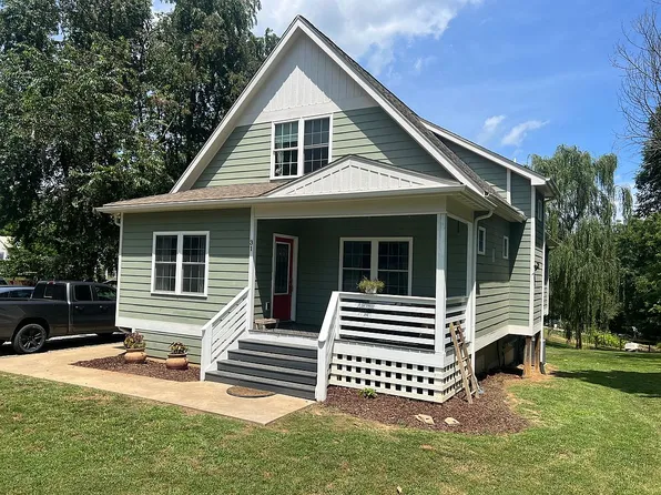31 Church St, Greenville, VA 24440