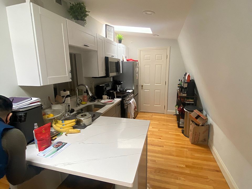 1st image of 550 E 3rd St #3