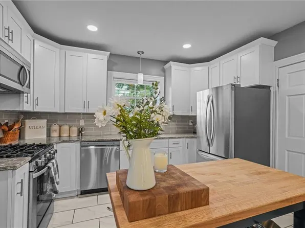 108 Pawtuxet Ave, Cranston, RI 02905