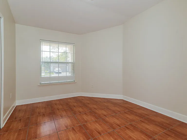 2732 Woodsdale Dr — Photo 10