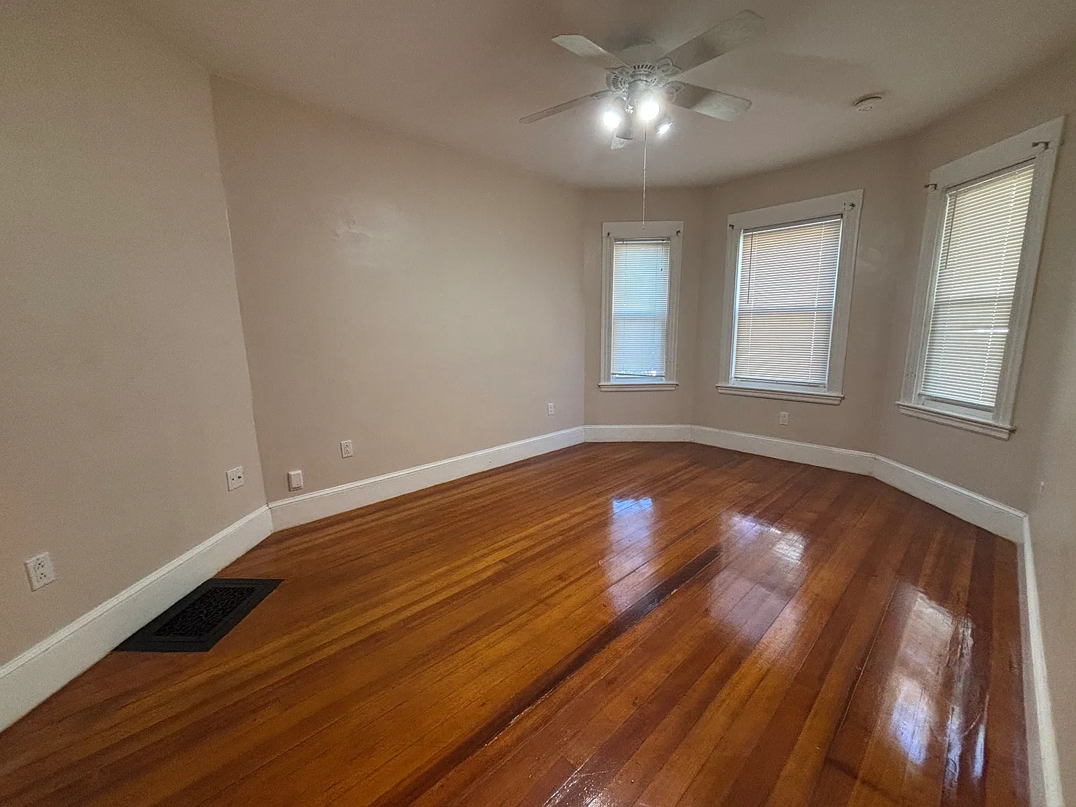 3 bed, 1100 sqft, $2,750 — Photo 3