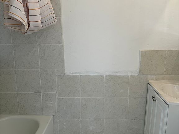 3rd image of 473 N Euclid Ave APT 2