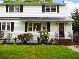 77 Eastlake Ave, Massapequa Park, NY 11762