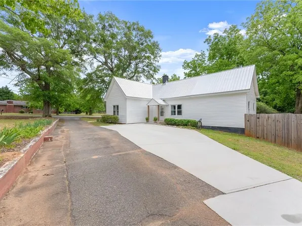 1519 New Hope Church Rd, Loganville, GA 30052