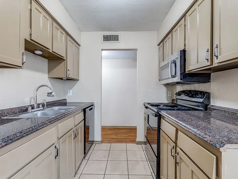7117 Edinburg Dr — Photo 4