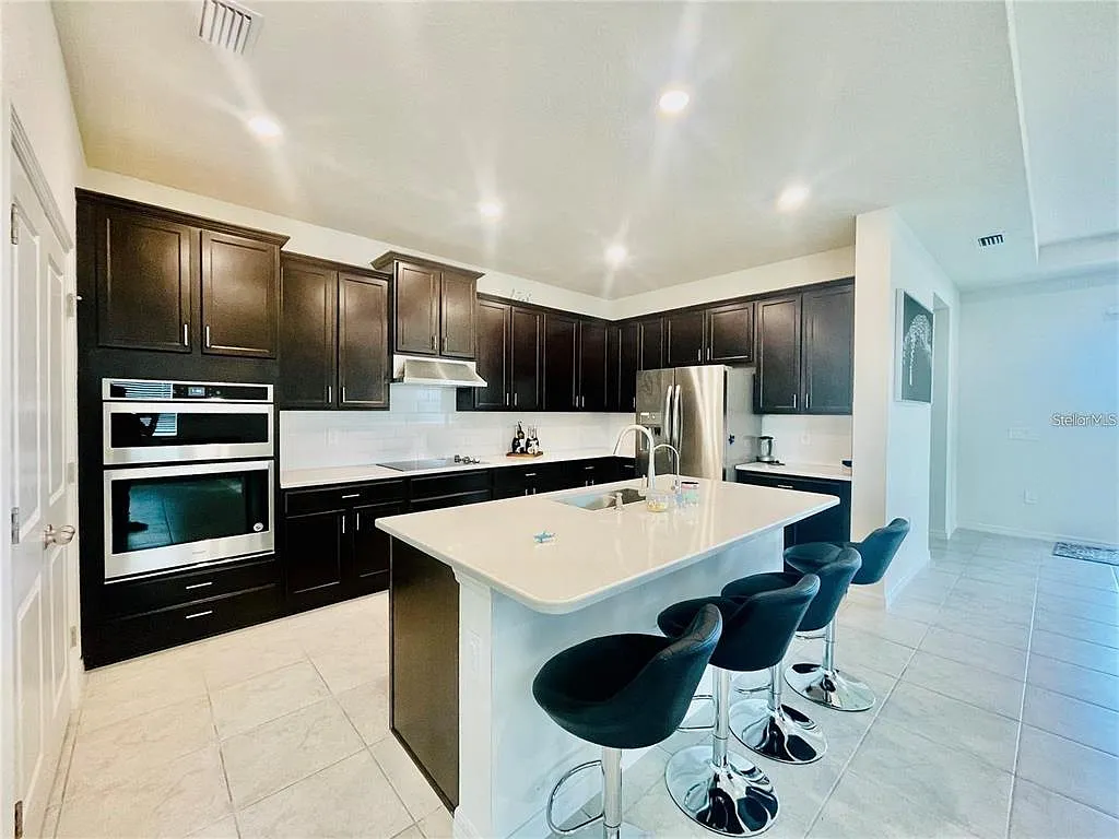 4 bed, 3.0 bath, 2340 sqft, $2,700 — Photo 4