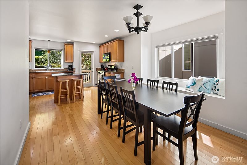 5th image of 226 B 26th Avenue E