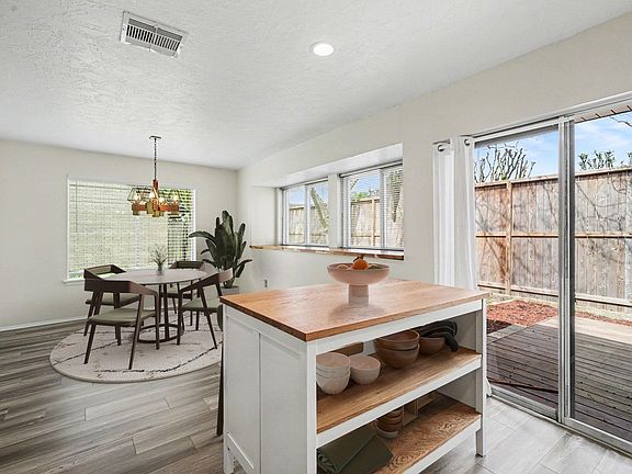 2nd image of 1723 Linfield Way