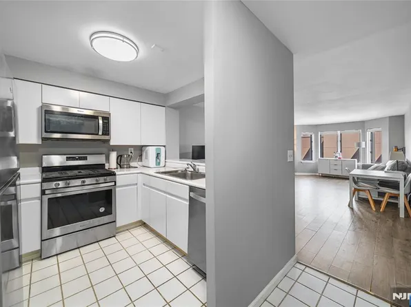 503 Hancock Ct #M503, Edgewater, NJ 07020