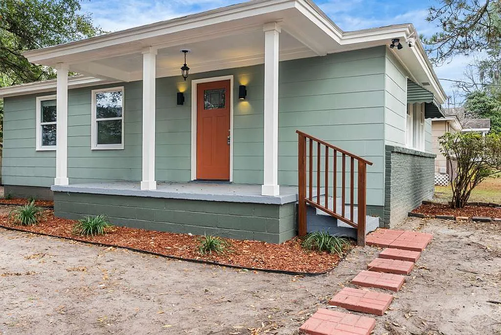 3 bed, 828 sqft, $1,700 — Photo 1