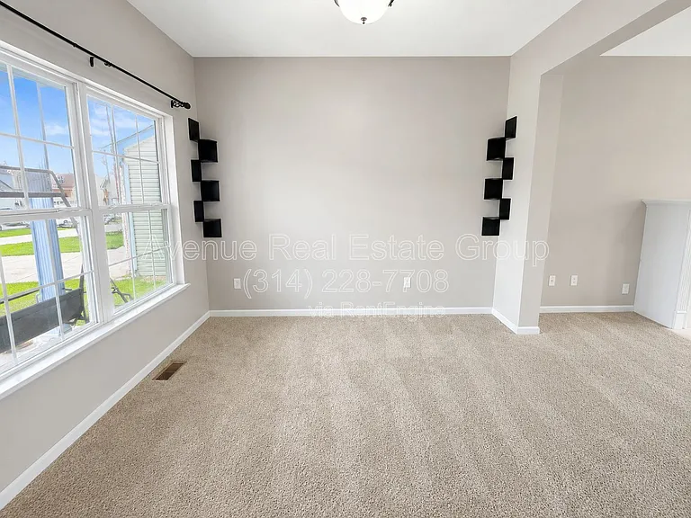 555 Fortress Ct — Photo 2