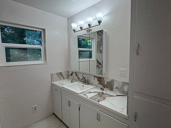 2nd image of 340 Kaer Ave