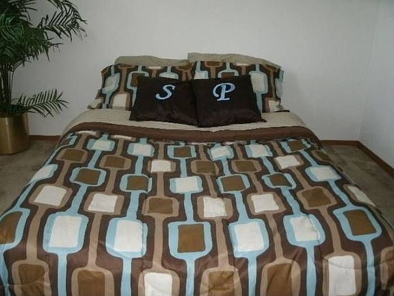 Large bd w/walk in Closet