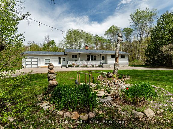 3rd image of 1467 Rosemount Rd