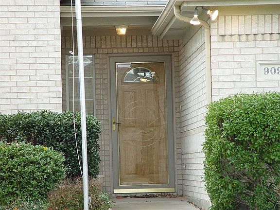 2nd image of 909 Meadow Beauty Ct