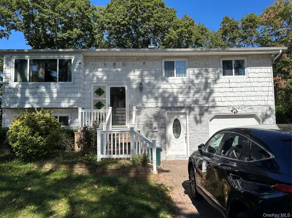 39 W Willow Street, Brentwood, NY 11717