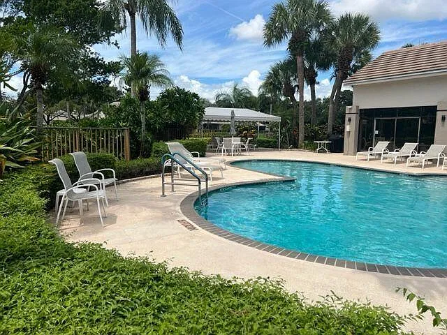 3 bed, 2.0 bath, 1561 sqft, $3,400 — Photo 2
