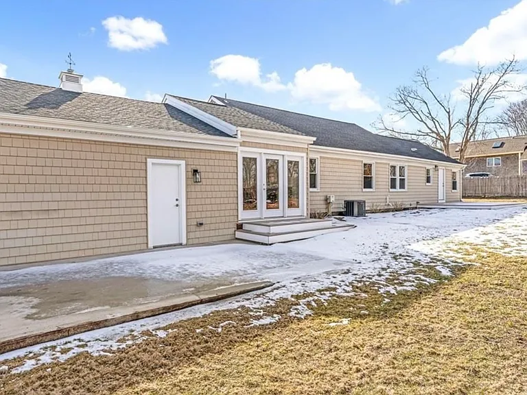 561 Boyds Ln — Photo 4
