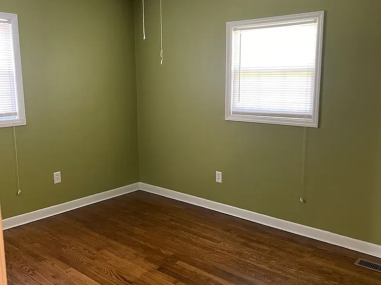 1104 Waverly Ave — Photo 5
