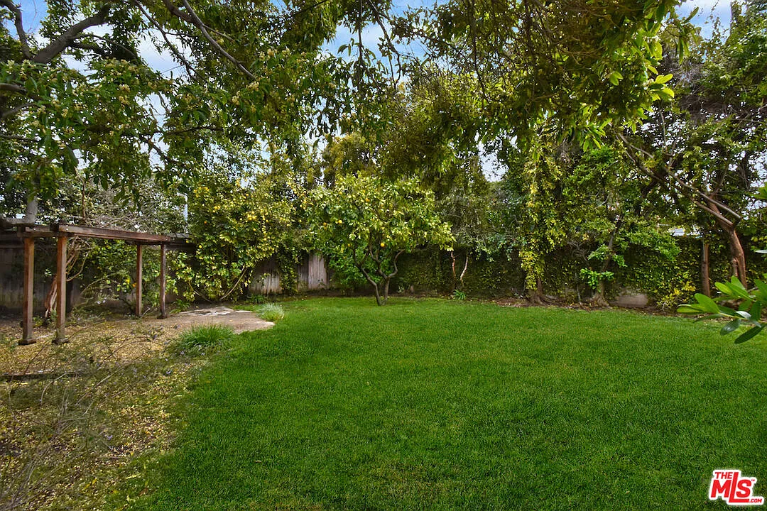3 bed, 2.0 bath, 1760 sqft, $8,000 — Photo 2
