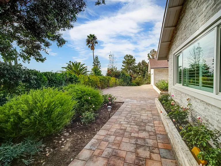 4732 Del Moreno Dr — Photo 32