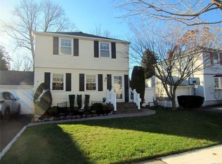 9 Roydon Dr W, North Merrick, NY 11566