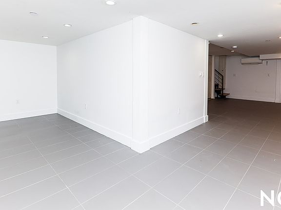 3rd image of 829 Willoughby Ave APT 1A