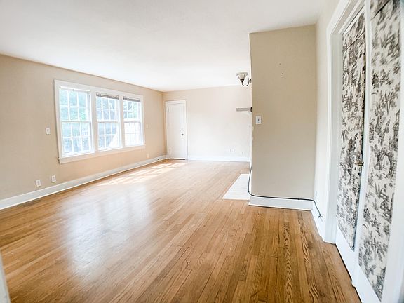 2nd image of 1124 Ward Pkwy #2
