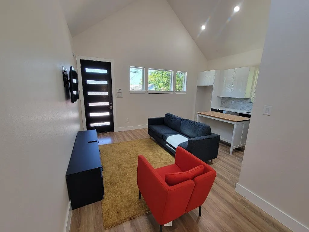 3 bed, 2.0 bath, 1273 sqft, $1,800 — Photo 3