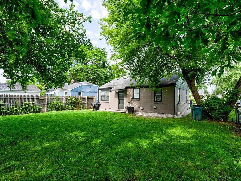2411 Harris St — Photo 22