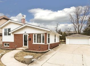 16 W Devon Ave, Roselle, IL 60172