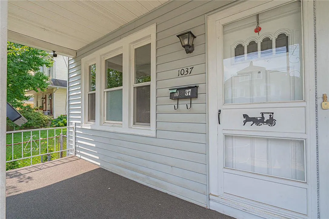 3 bed, 1.5 bath, 1379 sqft, $2,100 — Photo 2