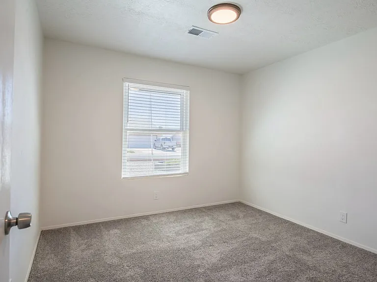409 Longwood Dr NE — Photo 23