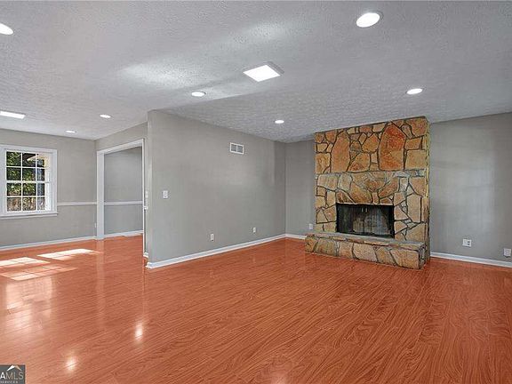 5th image of 303 Old Farm Rd