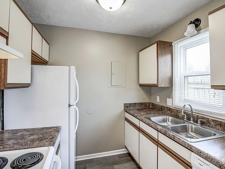 Southdale Square Apartments — Photo 15
