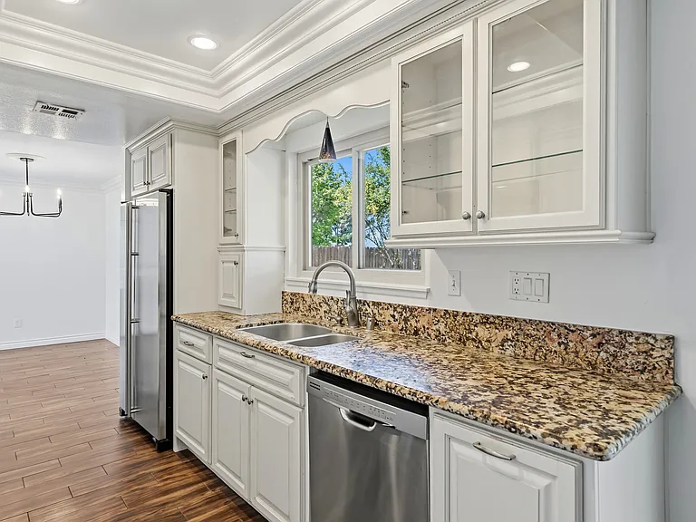 8566 Club House Dr — Photo 4