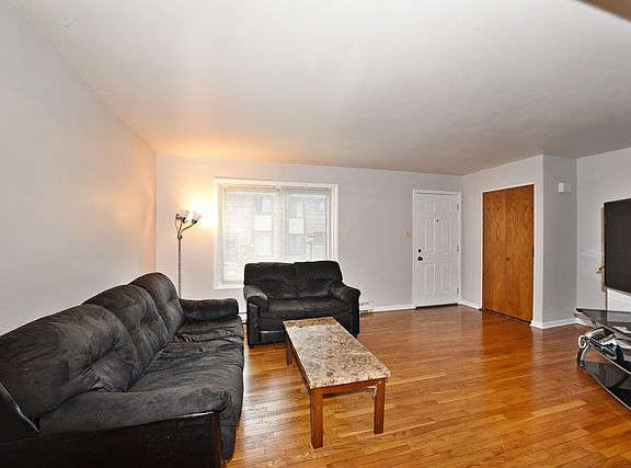 3rd image of 18W023 Standish Ln