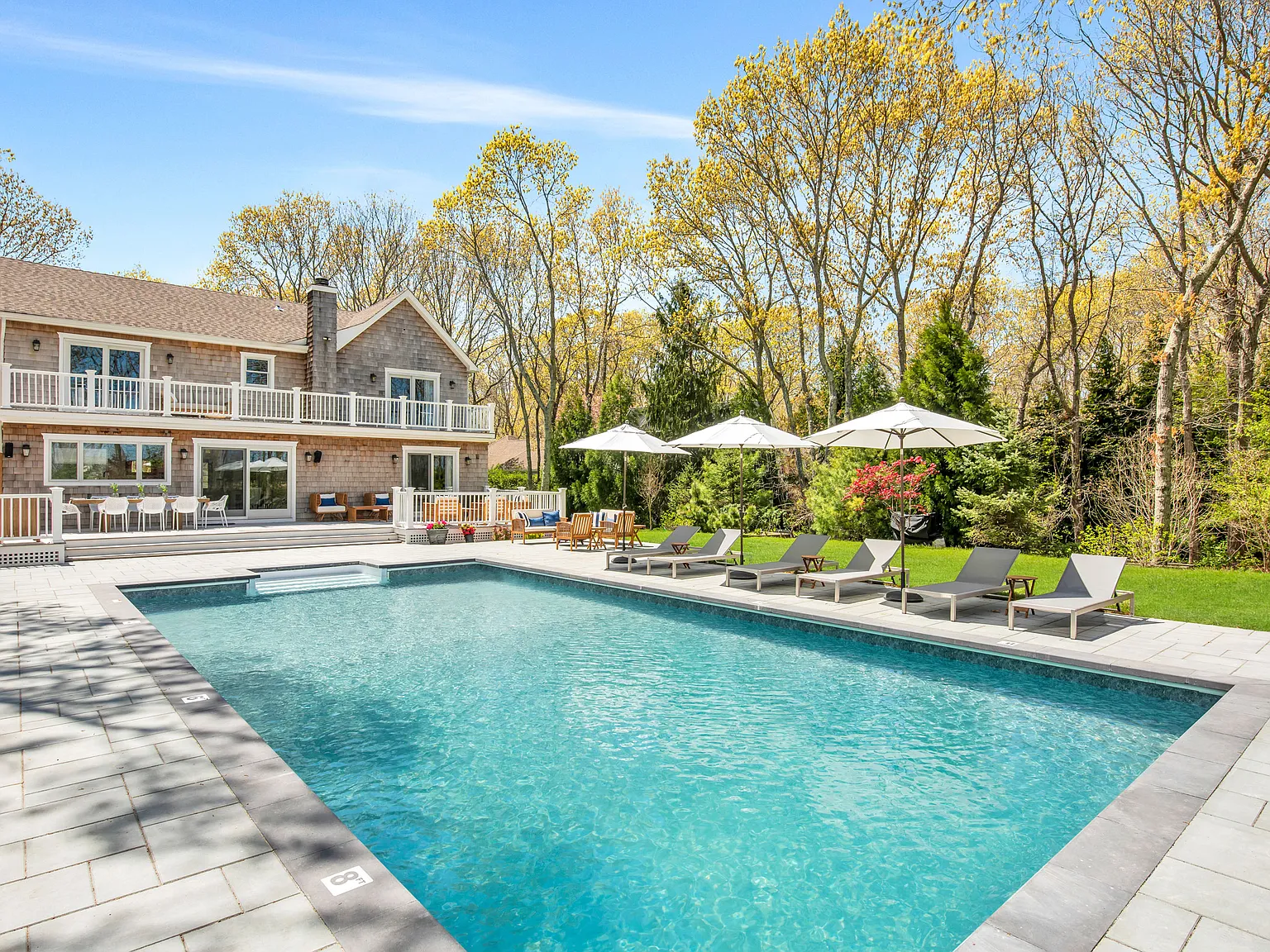 East Hampton retreat with amazing outdoor space, heated pool — Photo 2