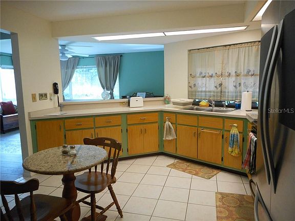 5th image of 208 Earl St