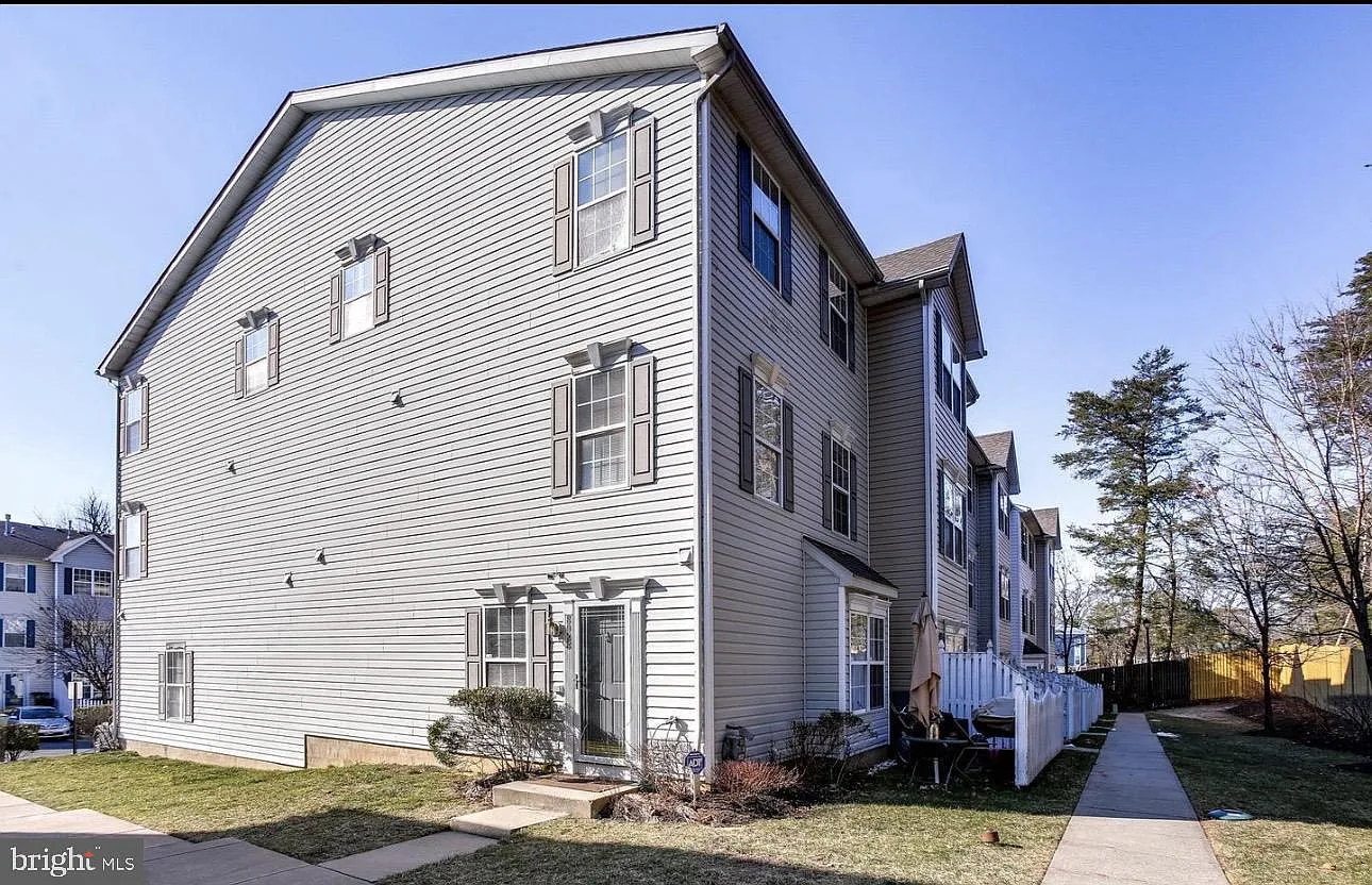 3 bed, 2.5 bath, 1696 sqft, $2,550 — Photo 2