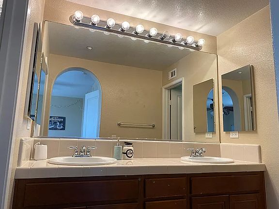 4th image of 483 Almond Rd