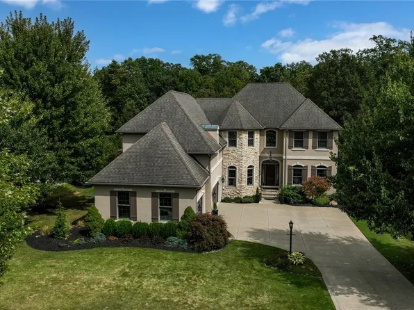 2027 S Meadow Cir, Akron, OH 44333