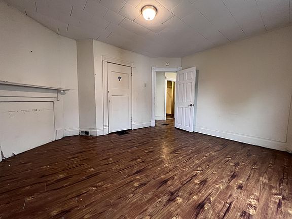 5th image of 445 Baird St
