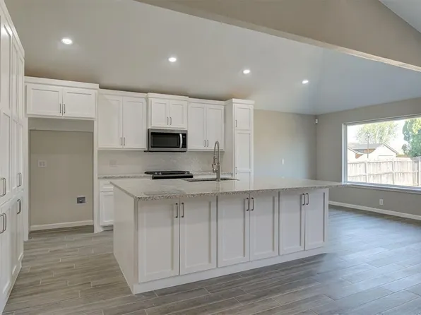 2609 Fairfield Dr, Edmond, OK 73012