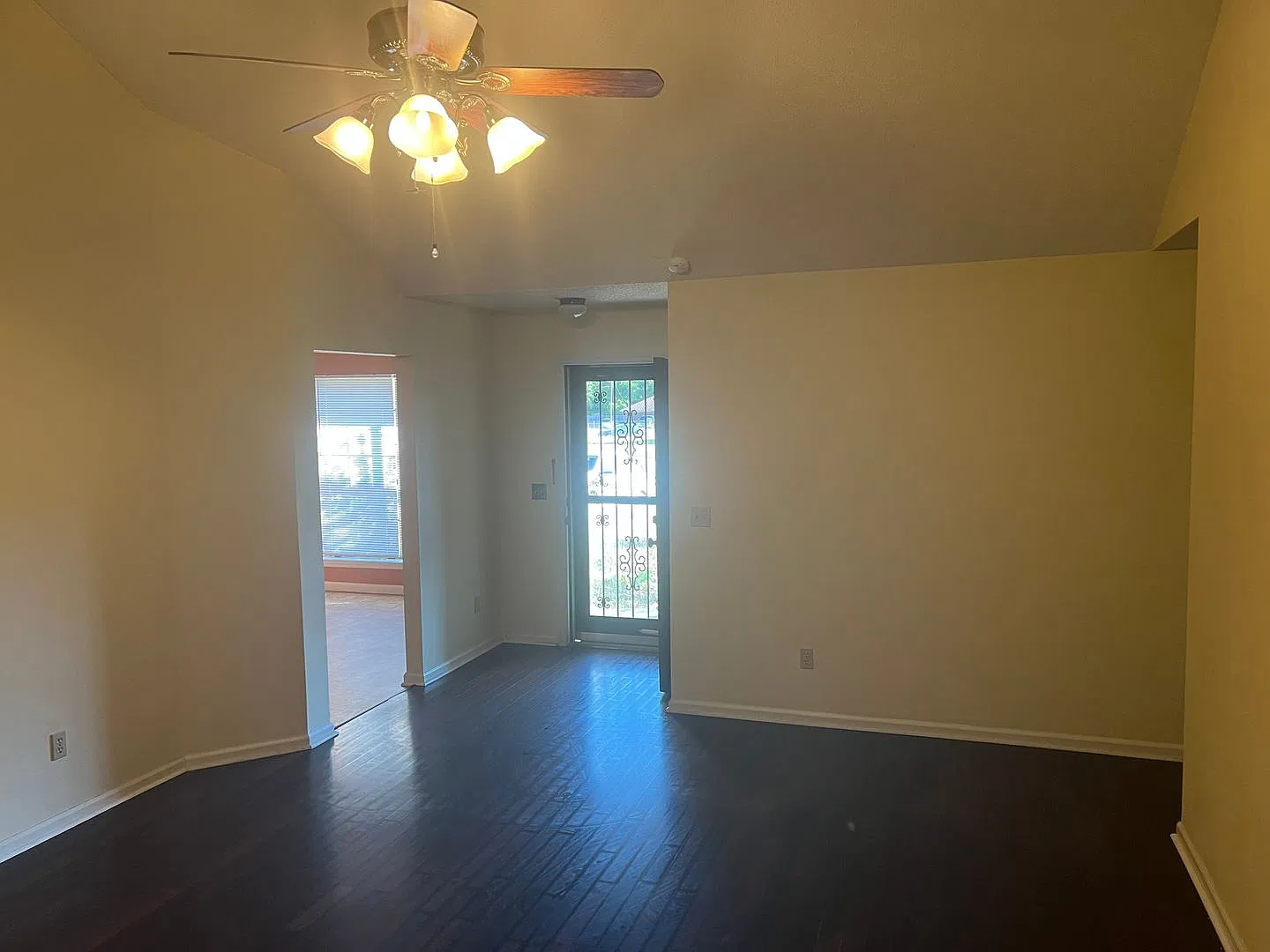 Charming 3 bed, 2 bath Home — Photo 3