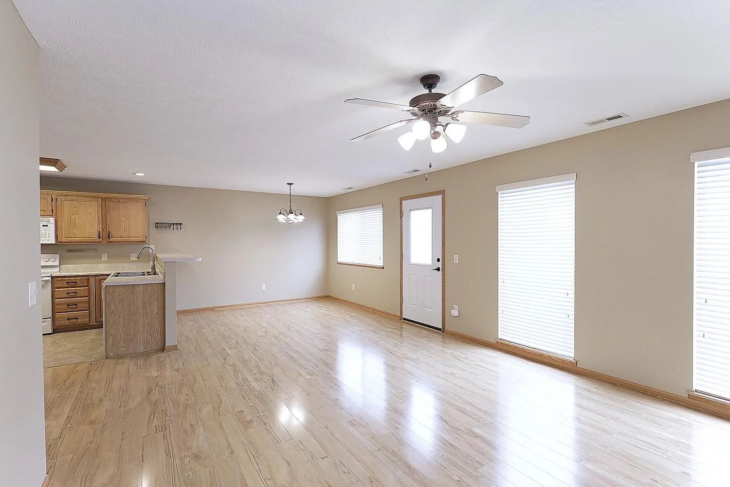 3 bed, 2.5 bath, 1739 sqft, $1,809 — Photo 1