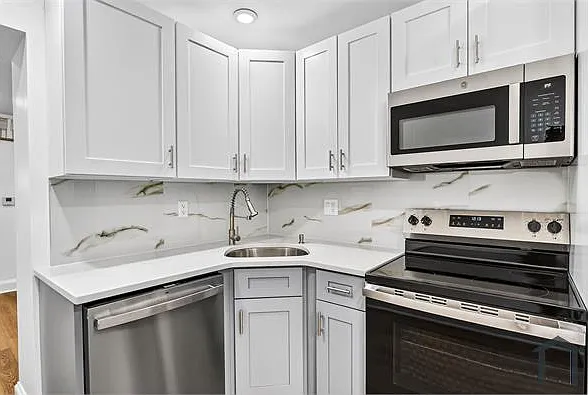 1821 E Oakdale St — Photo 10
