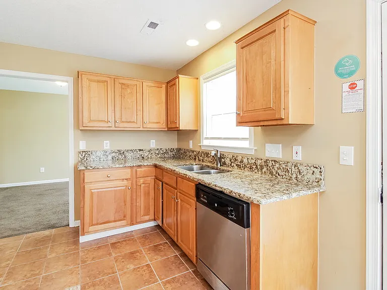 2424 Glen Laurel Dr — Photo 8